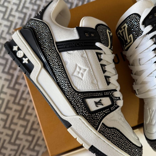 Louis Vuitton sneakers size 41 like new black and white