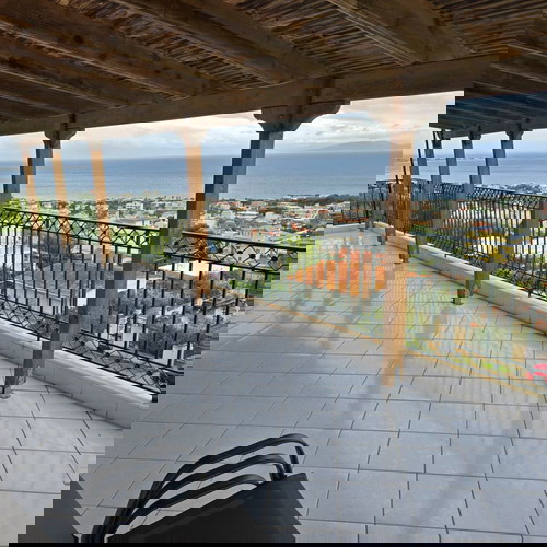 Επιπλωμένο διαμέρισμα 2ου ορόφου σε μονοκατοικία 100τμ στην Αρτέμιδα με θέα θάλασσα