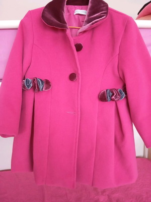 Fuchsia coat for 2 years old like new with velvet details