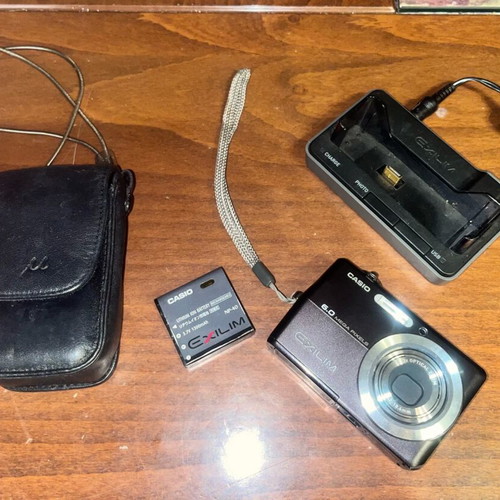 Casio Exilim digital camera 6M pixels used with 2 batteries and leather case
