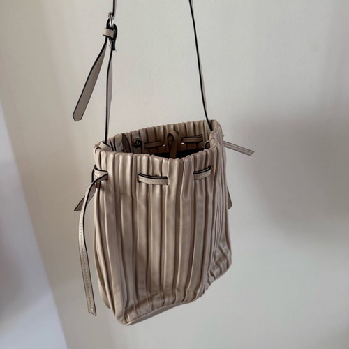 Zara bucket bag used, cream shoulder with magnetic closure