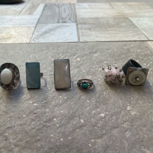 Rings set with natural stones and adjustable sizes