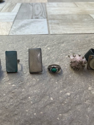 Rings set with natural stones and adjustable sizes