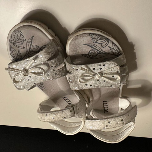 Sandals size 32 like new, white and gray