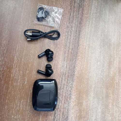 Wireless earbuds with charging case