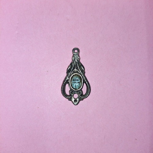 Necklace scarab amulet like new, silver color