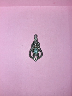 Necklace scarab amulet like new, silver color