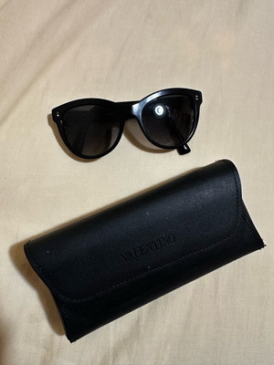 Слънчеви очила Valentino употребявани, черни, с леки повреди