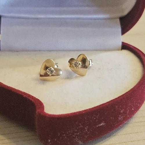 K14 Gold Heart Stud Earrings like new, 1.05g
