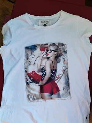 Bigbong white women's T-shirt M with pin-up print like new