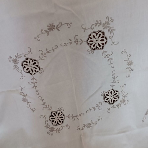 Embroidered Rotonda tablecloth like new, 80 cm diameter