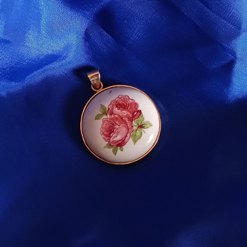 Vintage Handmade Romantic Roses Pendant like new