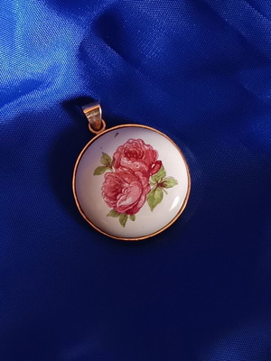 Vintage Handmade Romantic Roses Pendant like new