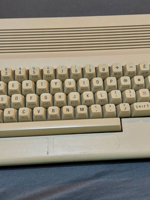 Commodore 64 употребяван в добро състояние с лека промяна на цвета