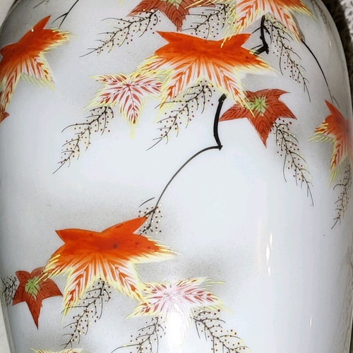 Porcelain collectible vase from China like new, 24 cm height