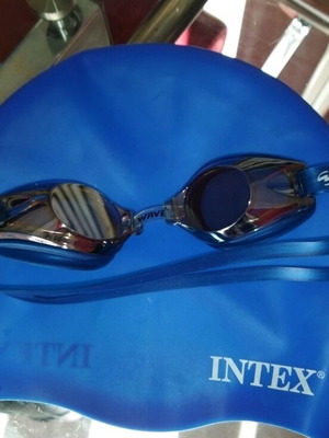 Swimming cap with goggles new