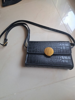 Tamaris crossbody bag like new, black croco texture
