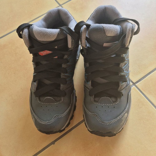 The North Face kids boot like new, gray, sizes 33-36