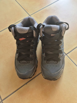 The North Face kids boot like new, gray, sizes 33-36
