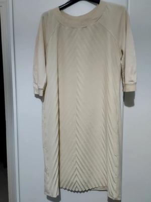 Escada dress like new, beige, size 40, pleated front