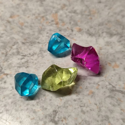 Diamond-shaped toys used, pack of 4 pieces