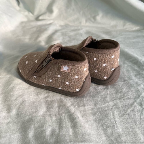 LaRedoute baby slippers like new, brown/beige with white stars, size 19