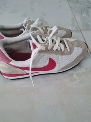 Nike Oceania γυναικεία αθλητικά παπούτσια μεταχειρισμένα, νούμερο 38, μπεζ-ροζ