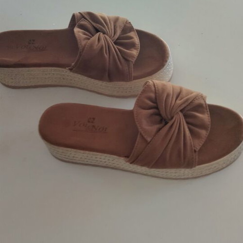 Voi & Noi Suede Platform Sandals size 39 new, camel
