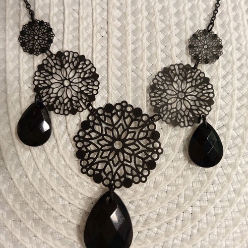Women's necklace new, black macrame style