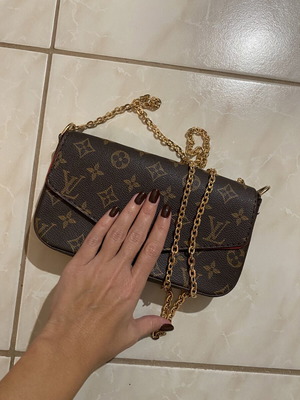 Louis Vuitton τσάντα ώμου με χρυσή αλυσίδα σε καφέ