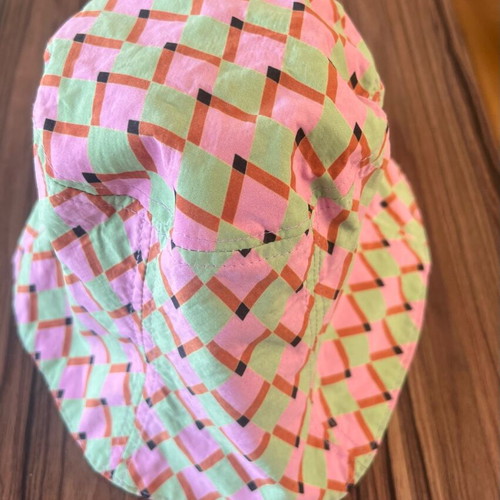 Zara women's hat small with geometric patterns, like new, cotton