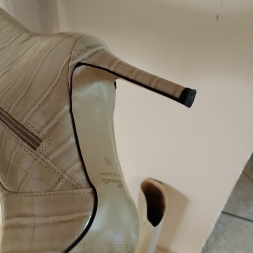 Sante beige boots size 40 like new leather with zipper