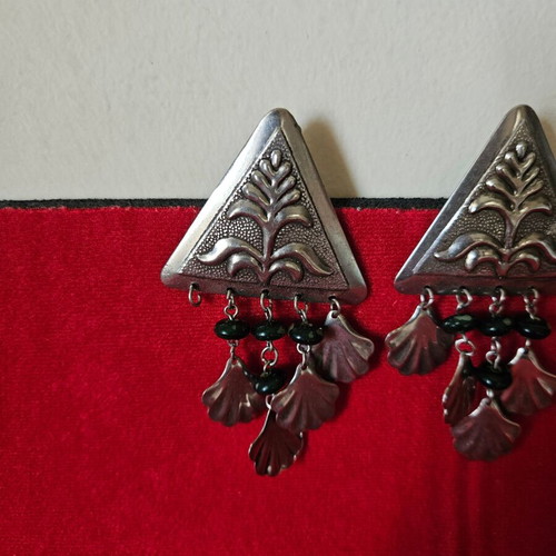 Vintage earrings used, silver with unique carving