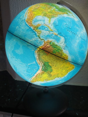 Illuminated Rotating Globe like new, 75 cm circumference, 36 cm height