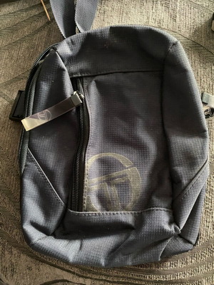 Τσαντάκι μέσης Sergio Tacchini μπλε, σε άριστη κατάσταση