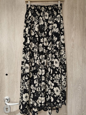 Swildens skirt like new, size 38F, black and white