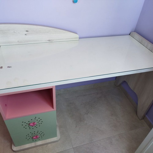 Candy children's desk set like new with chair