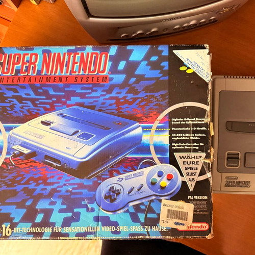 Super Nintendo Entertainment System (SNES) like new with original box