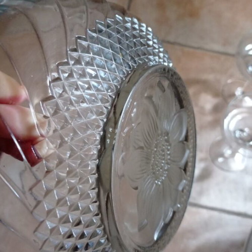 Set of 2 glass salad bowls with 5 champagne glasses