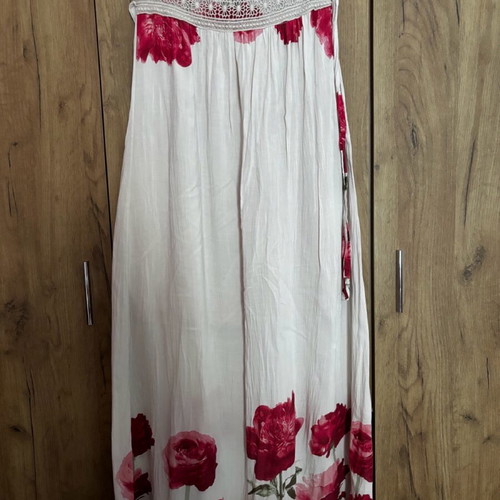 Strapless long dress used with flowers and wasp nest pattern