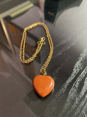 Χρυσόλιθος καρδιά από ημιπολύτιμη πέτρα με αλυσίδα