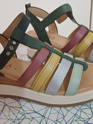 Carmela Footwear platform sandals size 38 like new, leather and fabric