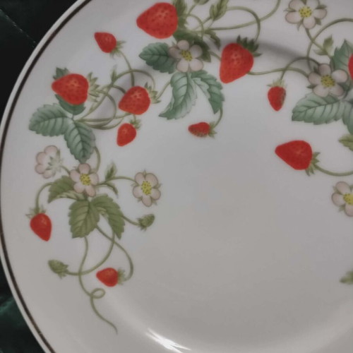 Avon collectible plate with 22K gold and strawberry design like new