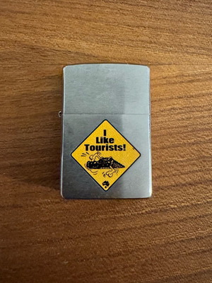 Συλλεκτικός αναπτήρας Zippo σειρά Australian Road Sign με σχέδιο I Like Tourists σαν καινούργιο