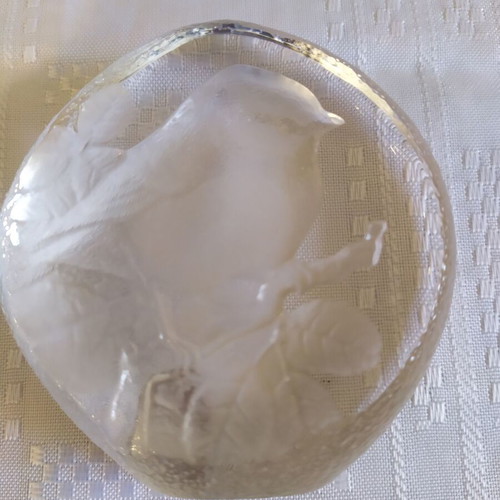 Crystal paperweight with bird design Mats Jonasson like new