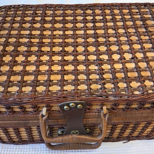 Wicker picnic basket like new with equipment and 4 plates
