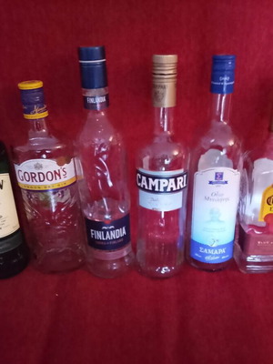 Collectible bottles for display and decoration, pack of 6, new