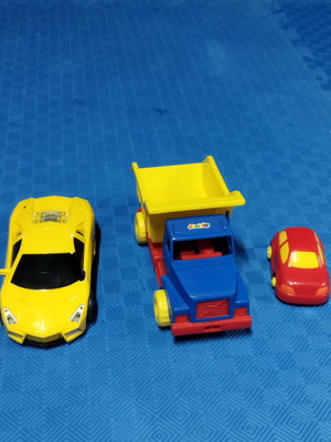 Set of 3 toy cars like new