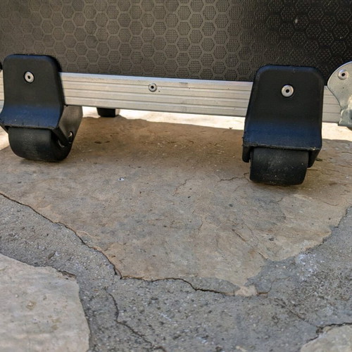 Hard wheeled case for keyboard like new
