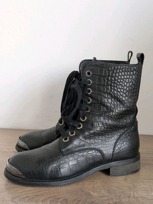 Pinko leather boots size 38 like new, black